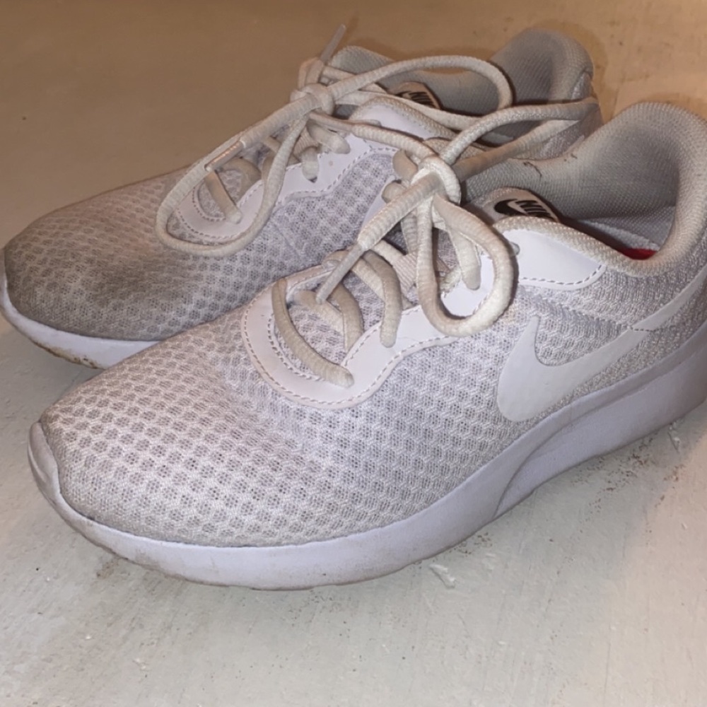 Nike women’s shoes size: 6.5